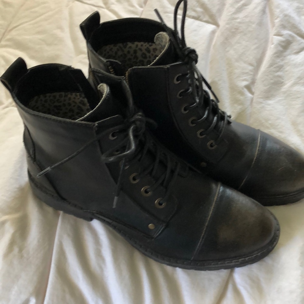 Women’s black boots size 10 Billabong